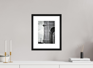 21 x 28 cm, Tirage photo Fine Art + Cadre + Passe-Partout Arc de Triomphe emballé par Christo